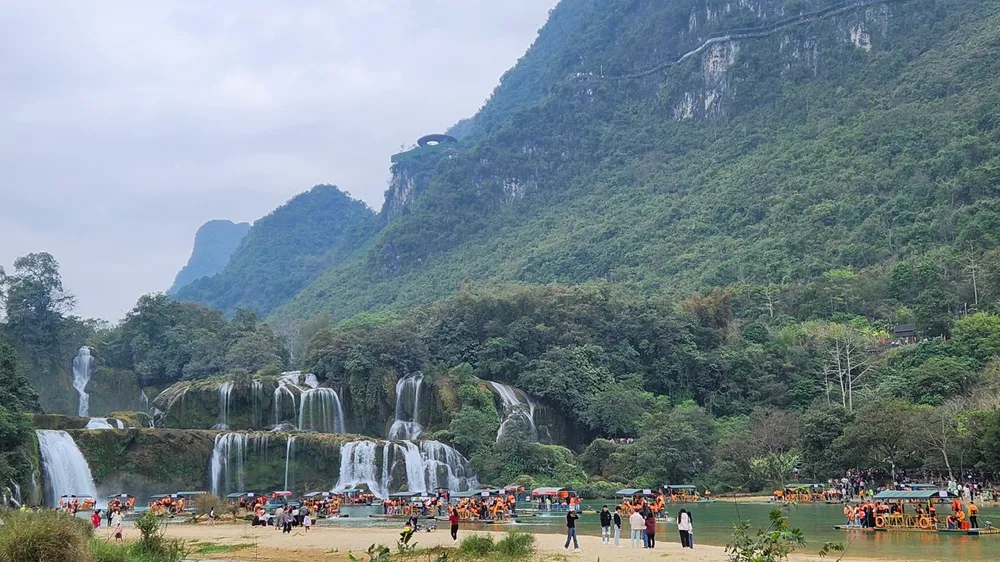 Người dân, du khách đi du lịch Thác Bản Giốc đông dịp Tết Giáp Thìn 2024