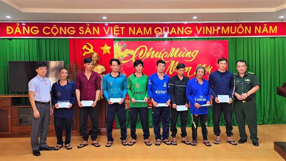 Tiếp nhận 8 thuyền viên tàu cá Vũng Tàu bị chìm trên biển