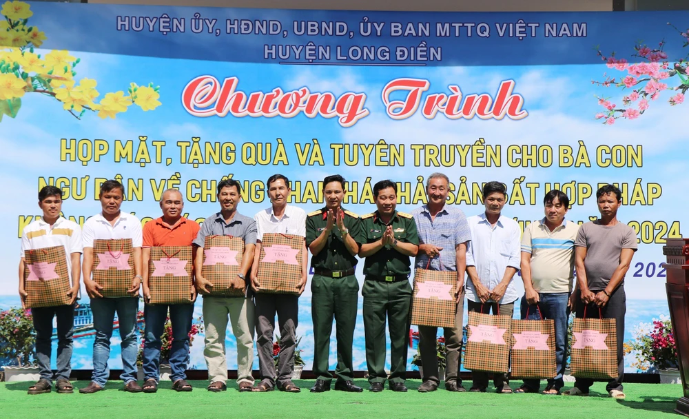 Bà Rịa- Vũng Tàu: Tặng quà ngư dân ngày đầu năm và tuyên truyền về chống khai thác IUU