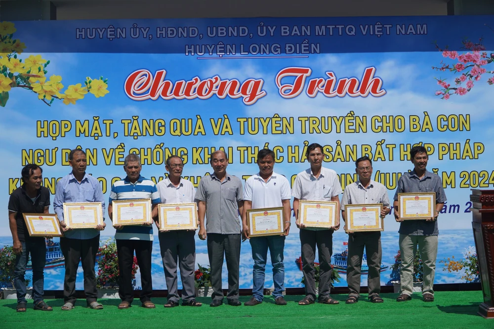 Bà Rịa- Vũng Tàu: Tặng quà ngư dân ngày đầu năm và tuyên truyền về chống khai thác IUU