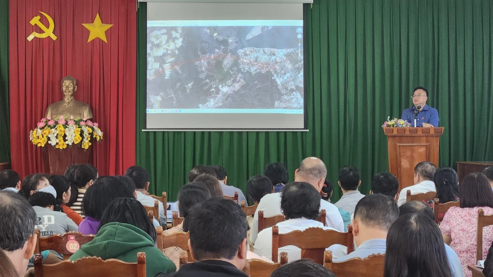 Ông Hoàng Vũ Thảnh, Chủ tịch UBND TP. Vũng Tàu nhấn mạnh nhiều vấn đề quan trọng cần thực hiện khi thu hồi đất dự án. Ảnh: TK Vũng Tàu họp dân thông báo thu hồi đất làm đường nối vào cao tốc Biên Hòa- Vũng Tàu