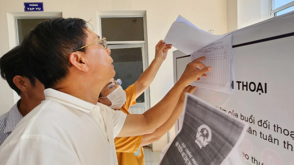 Người dân xem thông tin về đất thu hồi. Ảnh: TK Vung-Tau-h5.jpg