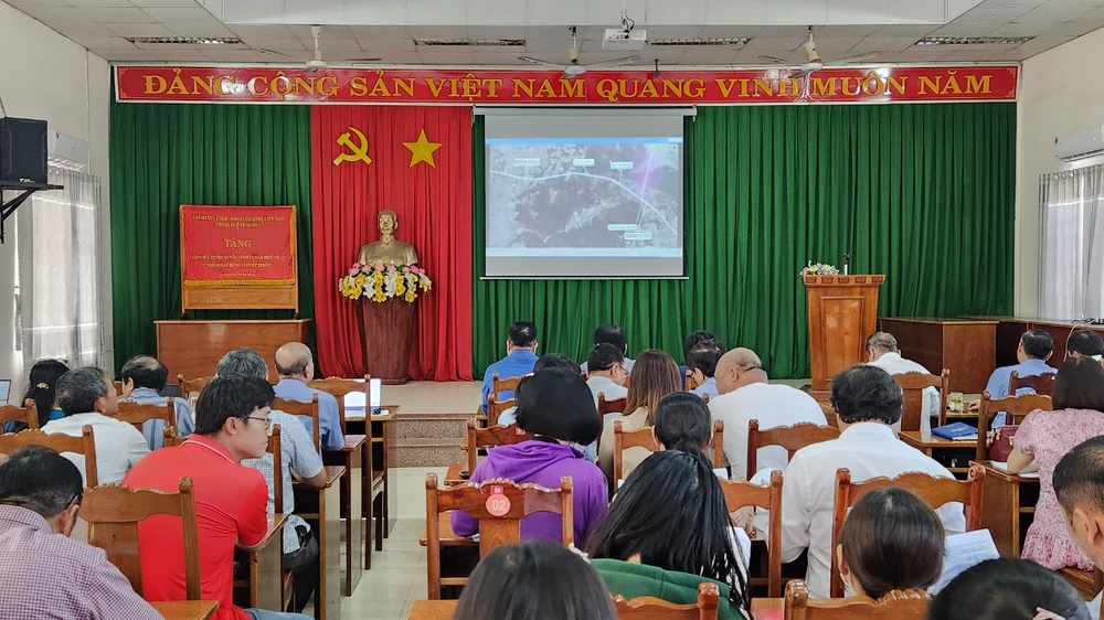 Người dân tham dự, nghe giới thiệu về dự án, phương án thu hồi đất và bồi thường. Ảnh: TK Vung Tau-h7.jpg