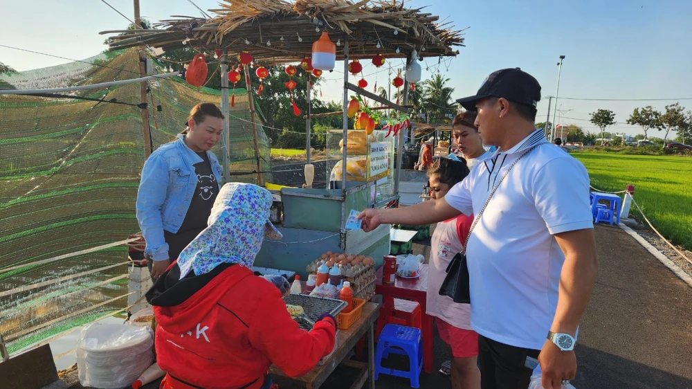 Người dân, du khách đến chợ quê ngày một đông. Ảnh: TK Cho-am-thu-h2.jpg