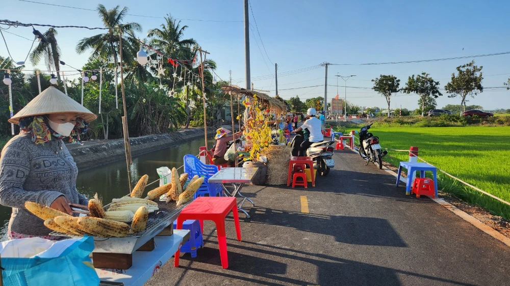 Chợ có 22 quầy bán các món ăn vặt, giá bình dân từ 16 giờ chiều đến khoảng 20 giờ là nghỉ. Ảnh: TK cho-am-thuc.jpg