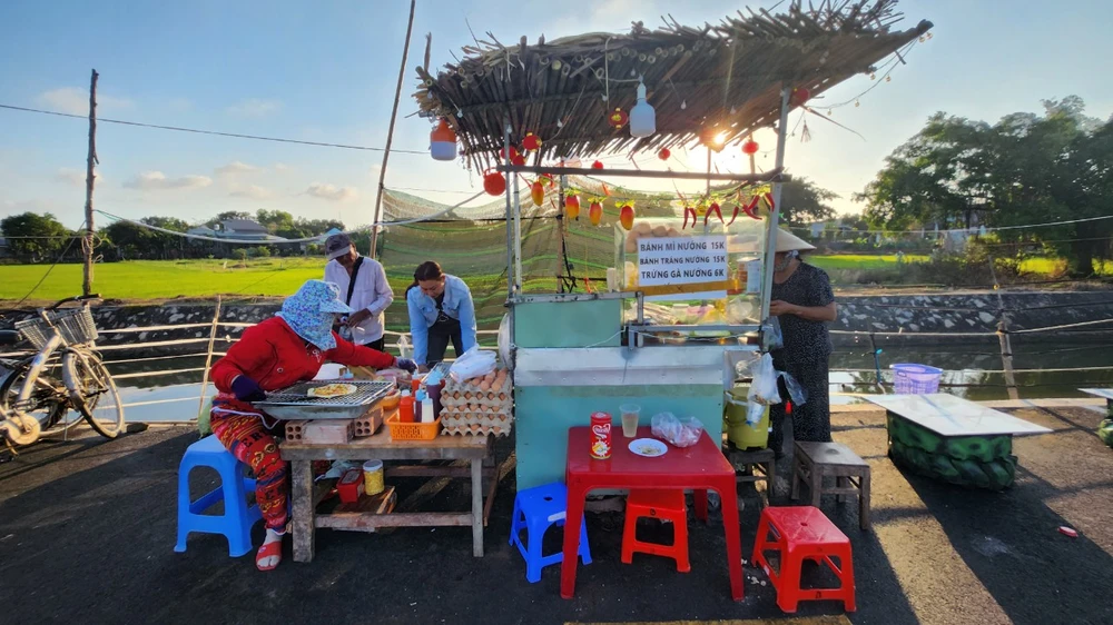 Gia đình chị Trịnh Thị Tâm vừa mất việc làm tại công ty trước Tết được tạo điều kiện ra chợ ẩm thực bán để có thu nhập. Ảnh: TK Cho-am-thuc-h3.jpg
