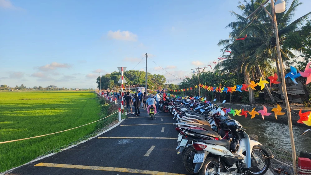 Lối vào chợ ẩm thực được bố trí làm nơi giữ xe máy miễn phí. Ảnh: TK Cho-am-thuc-H5.jpg