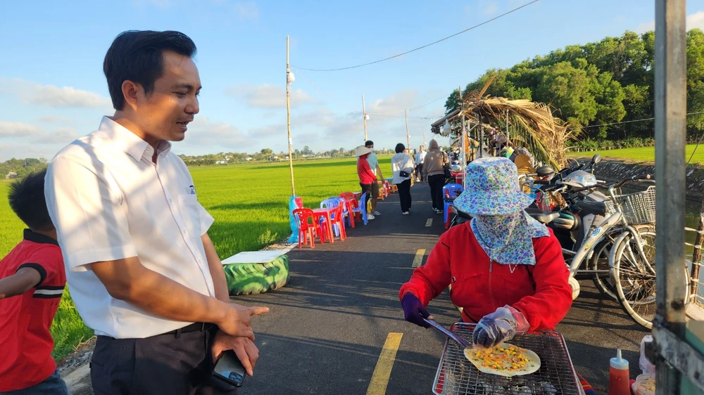 Ông Nguyễn Tường Thành, Chủ tịch UBND xã An Nhứt thường ghé chợ để thăm hỏi, hỗ trợ và kịp thời xử lý những việc phát sinh cho người dân. Ảnh: TK ong-Nguyen-Tuong-Thanh.jpg