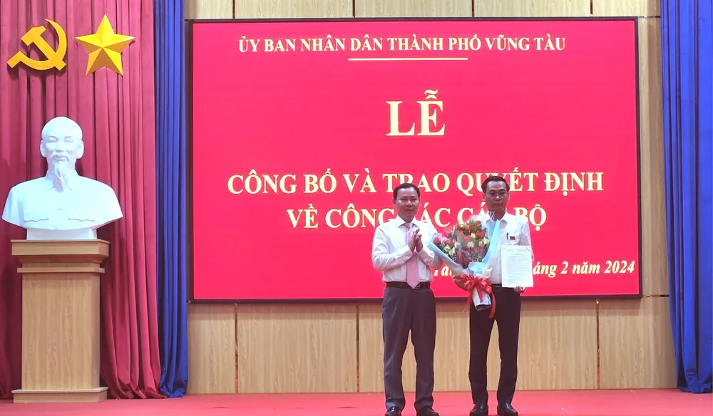 TP Vũng Tàu trao quyết định cho ông Lương Đức Đông giữ chức vụ Phó giám đốc trung tâm Quản lý và Hỗ trợ khách du lịch. Ảnh: TK Vung-Tau.jpg