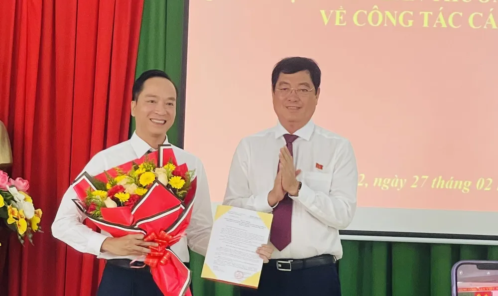 Bí thư Thành ủy Vũng Tàu Trần Đình Khoa trao quyết định cho ông Đỗ Đức Khanh, tân Phó Bí thư Đảng ủy phường 12. Ảnh: TPVT Vũng Tàu trao quyết định chỉ định, điều động, bổ nhiệm cán bộ