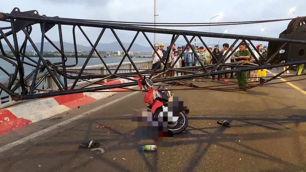 Cẩu ở công trình thi công cầu tại Vũng Tàu bị đổ đè một người đi xe máy tử vong