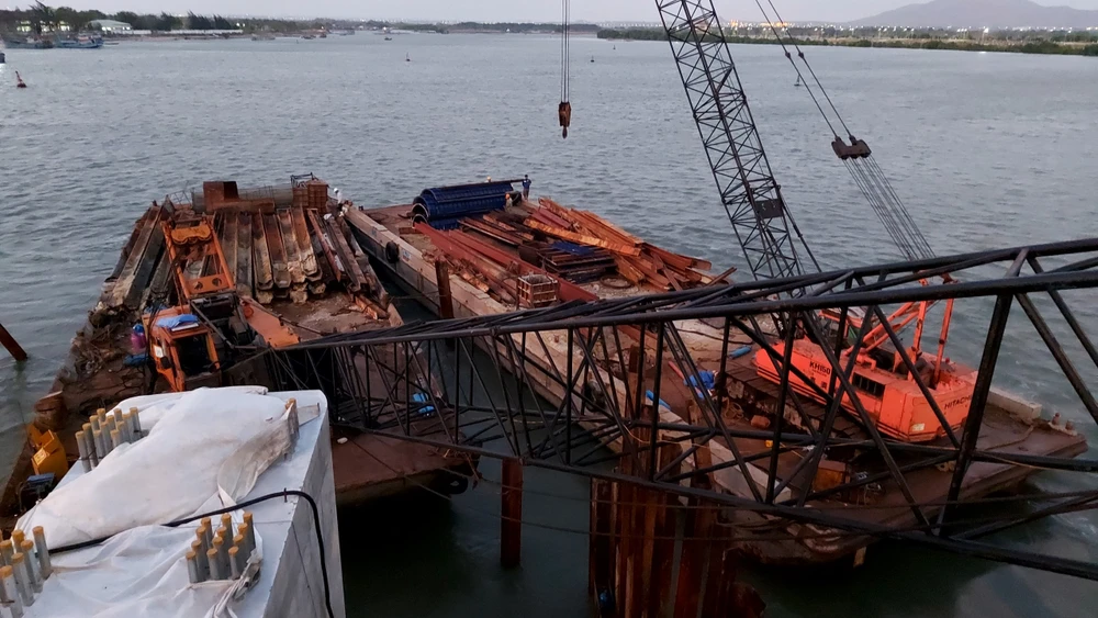 Thành lập tổ điều tra sự cố cẩu công trình bị đổ trên cầu ở Vũng Tàu khiến một người tử vong