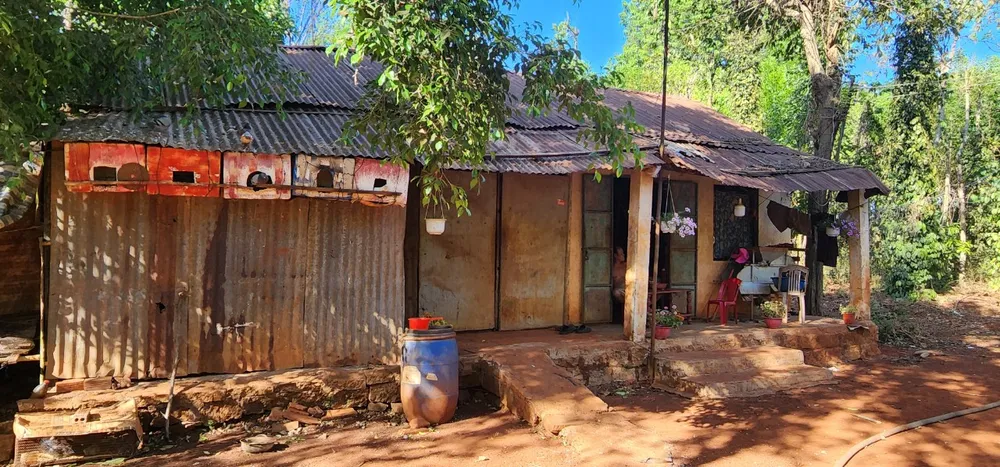 Gia đình ông Ch vẫn sinh sống ở trên đất nhiều năm nay. Ảnh: PS Tòa chuyển công an xác minh 1 vụ có dấu hiệu sửa giấy chứng nhận để bán đất