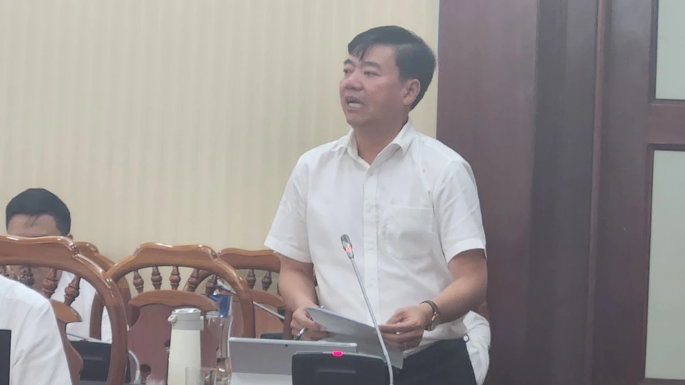 Ông Huỳnh Trung Sơn, Phó Chủ tịch UBND huyện Côn Đảo nêu kiến nghị để tháo gỡ khó khăn cho đường không bay ra đảo tại cuộc họp thường kỳ. Ảnh: TK ong-Huynh-Trung-Son-Con-Dao.jpg