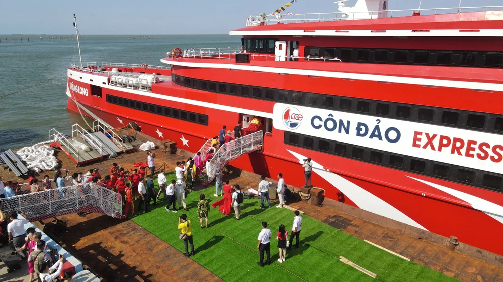 Tàu có sức chứa 1.017 hành khách và chuyến đầu tiên ngày 9-3 đã kín chỗ. Ảnh: KN Sieu-tau-Thang-Long-h4.jpg