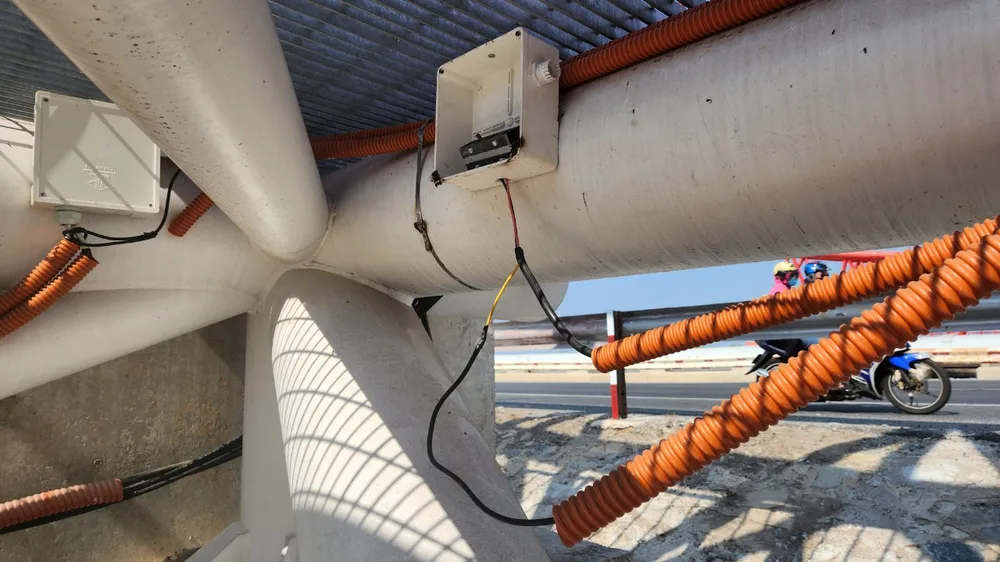 Dây điện hệ thống chiếu sáng của dự án chỉnh trang kiến trúc cầu Cỏ May bị kẻ gian cắt trộm. Ảnh chụp tháng 3-2024 Chinh-trang-kien-truc-cau-Co-May-h4.jpg