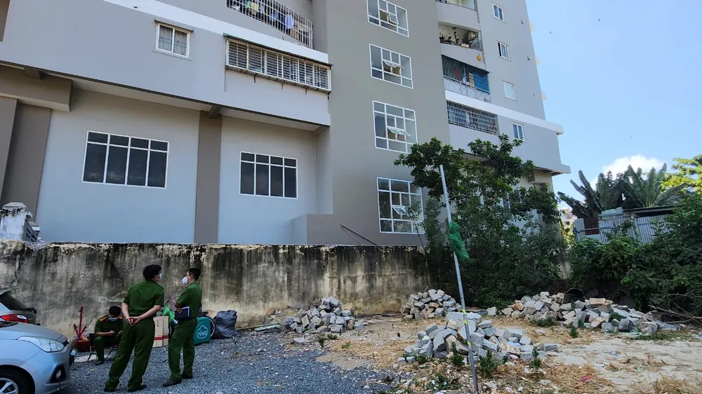Khu vực phát hiện người đàn ông nằm phía dưới đất hơi xéo với lan can nhà người này ở tầng 4. Ảnh: TK Công an Vũng Tàu điều tra vụ một người đàn ông tử vong bất thường tại bãi đất trống kế bên chung cư