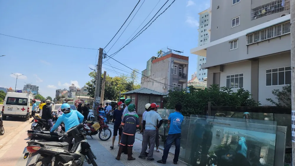 Người dân tập trung tại khu đất kế bên chung cư nơi công an Vũng Tàu đang khám nghiệm hiện trường. Ảnh: TK Công an Vũng Tàu điều tra vụ một người đàn ông tử vong bất thường tại bãi đất trống kế bên chung cư