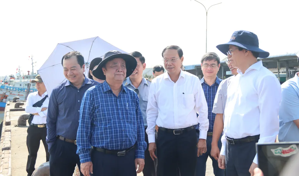 Bộ trưởng Bộ NN&PTNT Lê Minh Hoan thực tế tại cảng Cát Lở Vũng Tàu. Ảnh: TK Bộ trưởng Bộ NN&PTNT Lê Minh Hoan kiểm tra chống khai thác IUU tại Bà Rịa- Vũng Tàu