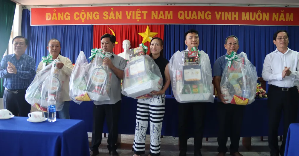 Bộ trưởng Lê Minh Hoan cùng Bí thư tỉnh ủy Bà Rịa- Vũng Tàu tặng quà doanh nghiệp, ngư dân. Ảnh: TK Bo-truong-Le-Minh-Hoan-H2.JPG