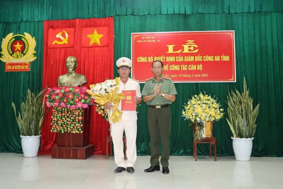 Đại tá Bùi Văn Thảo (phải), Giám đốc Công an tỉnh Bà Rịa - Vũng Tàu trao quyết định cho thượng tá Nguyễn Quyền. Ảnh: Đất Đỏ Ngày Mới Bà Rịa- Vũng Tàu: Bổ nhiệm trưởng công an huyện Đất Đỏ
