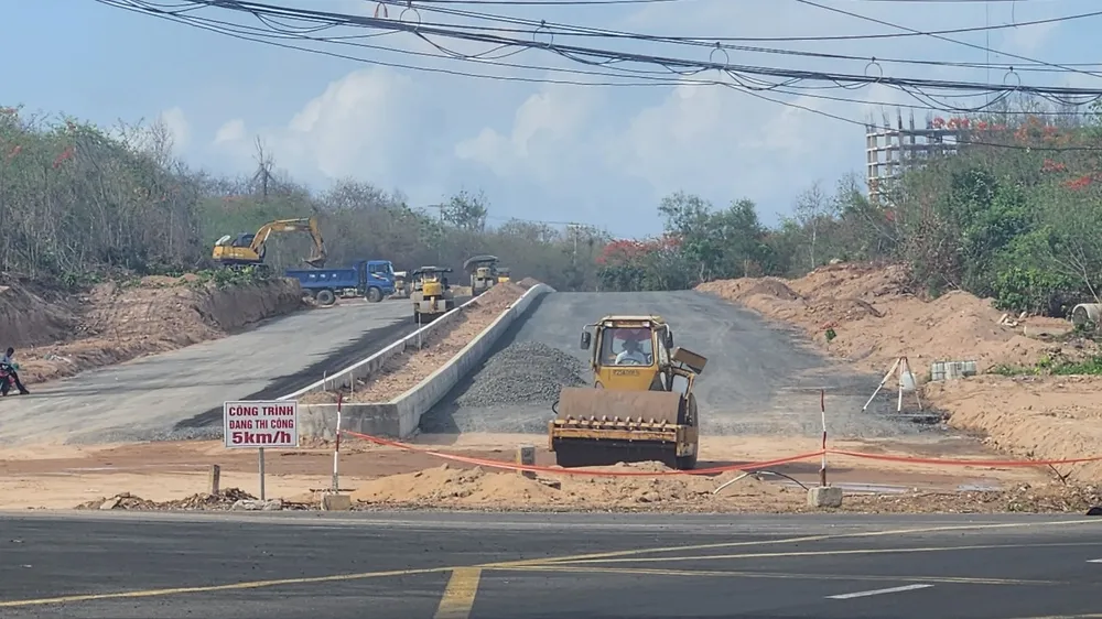 Dự án nâng cấp, mở rộng đường ven biển đoạn từ KDL Thùy Dương đến ngã ba Long Phù (huyện Đất Đỏ) có trường hợp người dân xin giao đất ở mới nhưng chưa thể giải quyết. Ảnh: TK Du-an-duong-ven-bien.jpg
