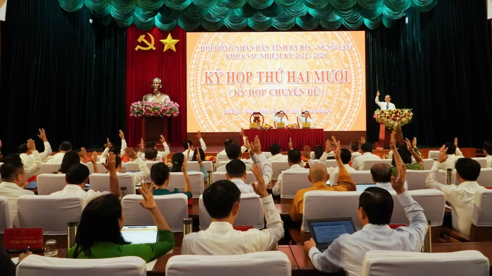 Các đại biểu HĐND tỉnh Bà Rịa - Vũng Tàu biểu quyết thông qua 4 nghị quyết tại kỳ họp sáng 21-5. Ảnh: KN Bà Rịa- Vũng Tàu bổ sung 1.300 tỉ đồng năm 2024 cho 2 dự án trọng điểm