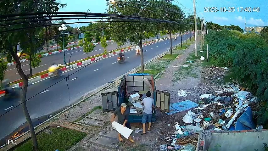 Tình trạng lén lút đổ rác bừa bãi vẫn còn diễn ra ở một số nơi. Ảnh minh họa: VT do-rac-trom.jpg
