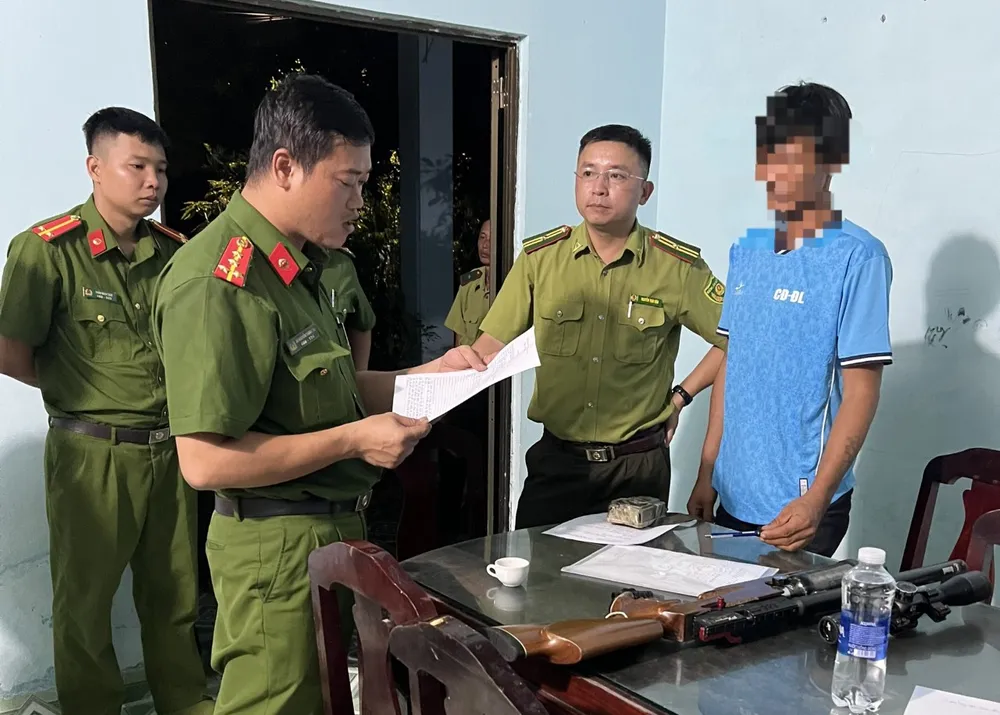 Công an và Hạt kiểm lâm Vườn quốc gia Côn Đảo làm việc với ông A. chiều tối 22-5. Ảnh: KL Qua bẫy ảnh phát hiện một người cầm súng săn tự chế tại khu vực cấm thuộc Vườn quốc gia Côn Đảo