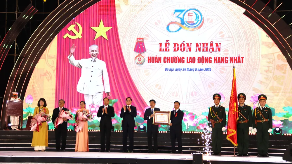 Lãnh đạo tỉnh Bà Rịa- Vũng Tàu gắn Huân chương và trao tặng bằng khen của Chủ tịch nước cho TP. Bà Rịa. Ảnh: TK TP. Bà Rịa đón nhận Huân chương Lao động hạng Nhất