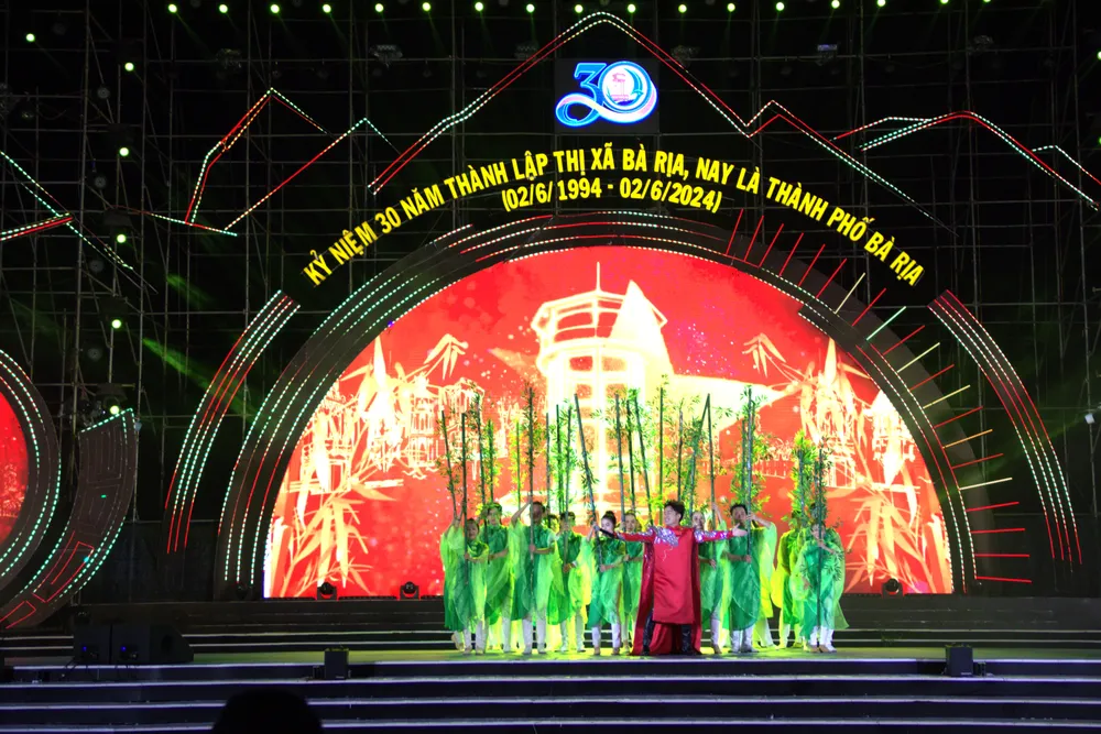 Chương trình biểu diễn nghệ thuật tại lễ kỷ niệm 30 năm thành lập thị xã nay là TP. Bà Rịa. Ảnh: TK ba-ria-h4.jpg