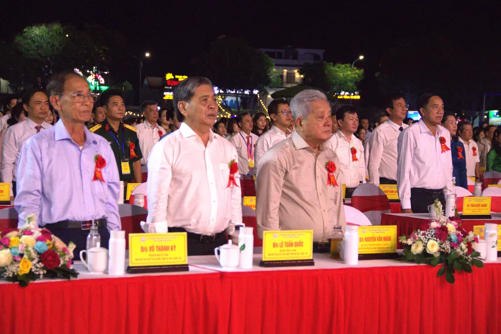 Các đại biểu làm lễ chào cờ tại buổi lễ kỷ niệm. Ảnh: TK ba-ria-h5.jpg