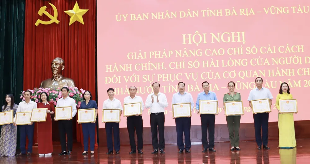 Tỉnh Bà Rịa- Vũng Tàu biểu dương, khen thưởng các tập thể có thành tích xuất sắc trong thực hiện các giải pháp nâng cao các chỉ số cải cách hành chính. Ảnh: HN Chấn chỉnh cán bộ ngại thay đổi, tìm lý do “né” áp dụng các ứng dụng về cải cách hành chính