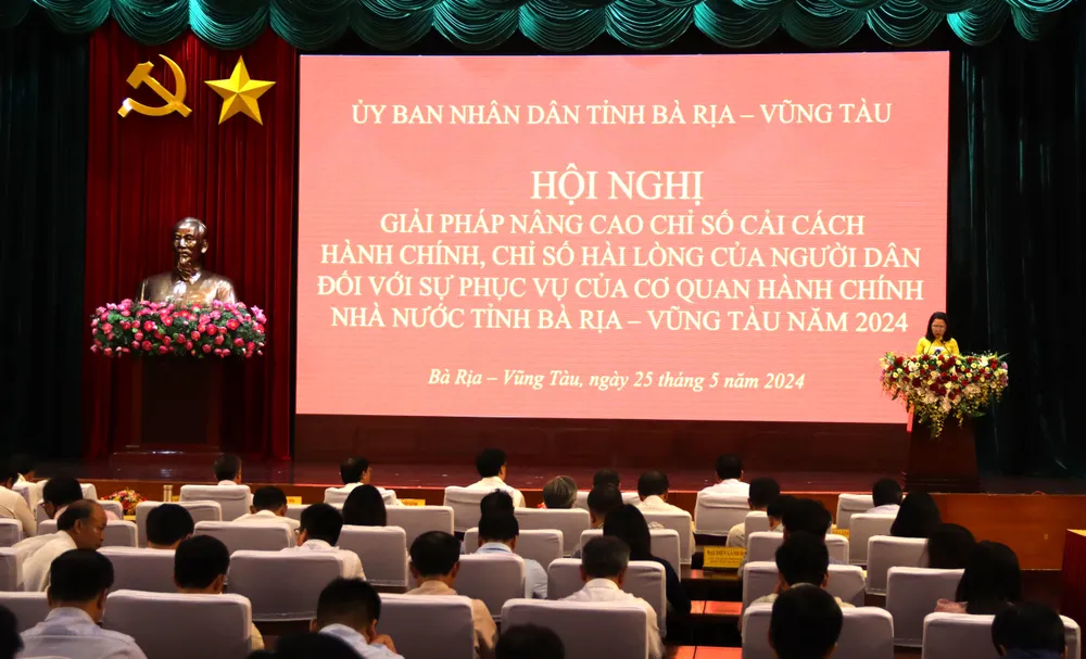 Bà Trần Thị Kim Loan, Chủ tịch UBND phường 1, TP. Vũng Tàu phát biểu tham luận tại hội nghị. Ảnh: TRÙNG KHÁNH cai-cach-hanh-chinh-h2.JPG