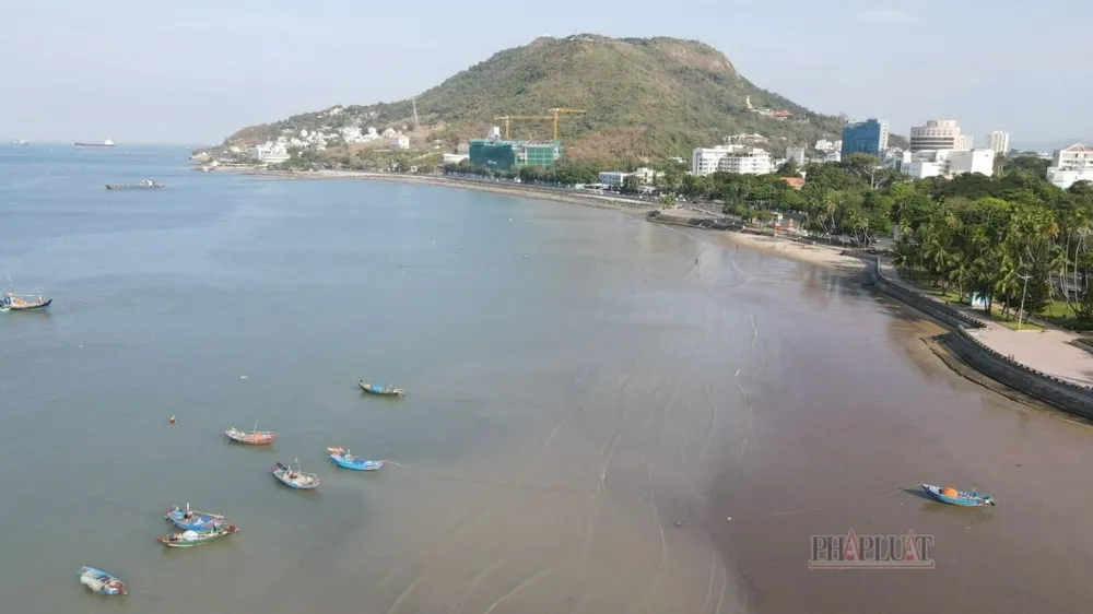 Khu vực Bãi Trước Vũng Tàu được các hộ nuôi cho là phù hợp để thả lồng bè nuôi tôm hùm nhưng không phù hợp với quy hoạch vùng nuôi của tỉnh. Ảnh: TK Thuy-cung-hon-nguu.jpg
