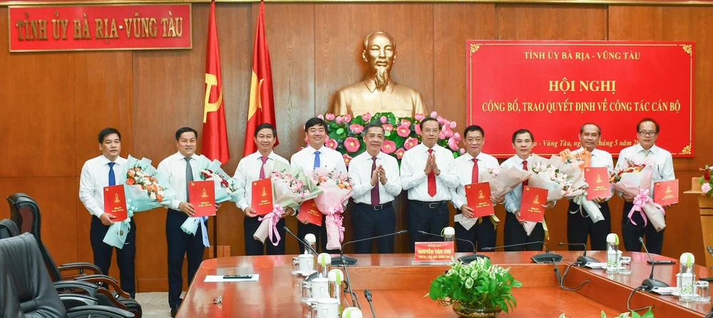 Tỉnh ủy Bà Rịa- Vũng Tàu trao 8 quyết định điều động, bổ nhiệm cán bộ ngày 31-5. Ảnh: PL Bà Rịa - Vũng Tàu điều động, bổ nhiệm cán bộ Sở, ban ngành, địa phương