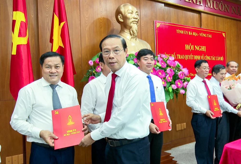 Ông Nguyễn Văn Thọ (bên phải ảnh) trao quyết định điều động, bổ nhiệm cán bộ cho ông Phạm Văn Quyền, tân Phó trưởng ban Tổ chức Tỉnh ủy. Ảnh: PL Dieu-dong-can-bo.jpg