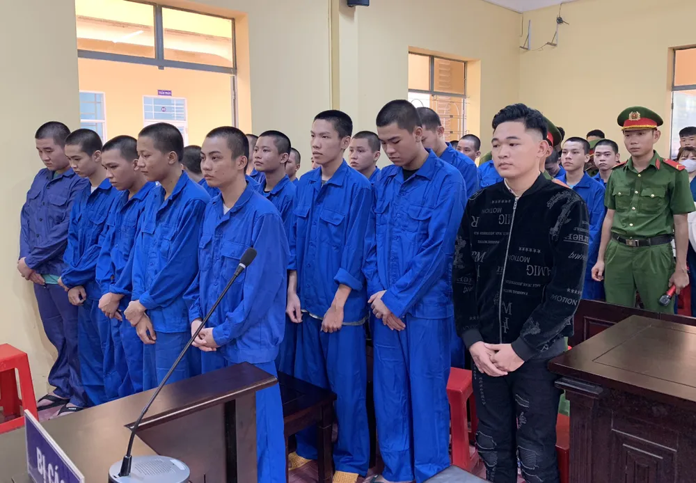 Các bị cáo của 2 nhóm mang theo nhiều hung khí tự chế, đánh nhau, gây rối trật tự công cộng. Ảnh: PHÚ SƠN 2 nhóm thanh niên lĩnh án vì dùng hung khí tự chế đánh nhau, la hét, gây rối trật tự ở phố huyện