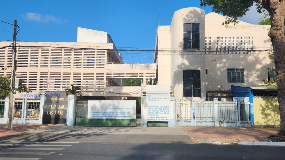 Bên ngoài bệnh viện Vũng Tàu cũ ở đường Lê Lợi, phường 1 hiện còn 2 khối ở mặt tiền có thể cải tạo để sử dụng. Ảnh: TK Đề xuất nâng cấp, mở rộng bệnh viện Lê Lợi cũ thành cơ sở 2 của bệnh viện Vũng Tàu