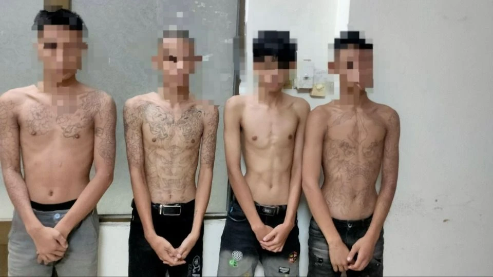 Các đối tượng trong nhóm chuyên trộm tiền công đức bị công an làm việc và củng cố hồ sơ xử lý. Ảnh: PS Triệt phá nhóm chuyên trộm tiền công đức tại các chùa