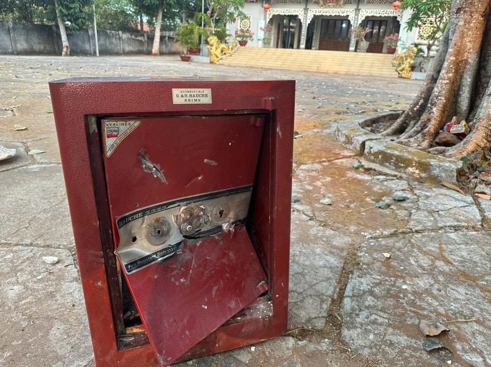 Nhóm trộm đột nhập vào các chùa phá két sắt để trộm tiền công đức. Ảnh: PS Triệt phá nhóm chuyên trộm tiền công đức tại các chùa