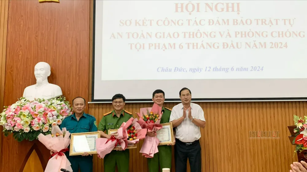 3 tập thể đạt thành tích xuất sắc trong công tác phòng, chống tội phạm được huyện Châu Đức khen thưởng đột xuất. Ảnh: THÁI BÌNH Khen thưởng đột xuất lực lượng công an, quân sự vì triệt phá 2 nhóm trộm cắp tài sản