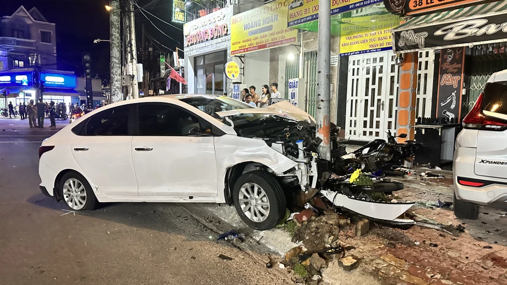 Vụ tai nạn khiến 5 người bị thương nặng, hàng loạt xe máy, 2 ô tô hư hỏng. Ảnh: TĐ nu-tai-xe-o-Vung-Tau-h5