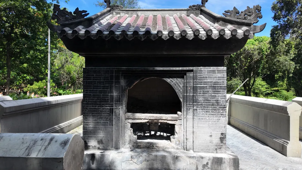 Việc đốt hàng mã với số lượng lớn tại nhiều điểm di tích ở Côn Đảo gây khói bụi, ô nhiễm môi trường và nguy cơ cháy nổ cao. Ảnh minh họa: TT Noi-khong-voi-hoat-dong-cung-dot-hang-ma-h3.jpg