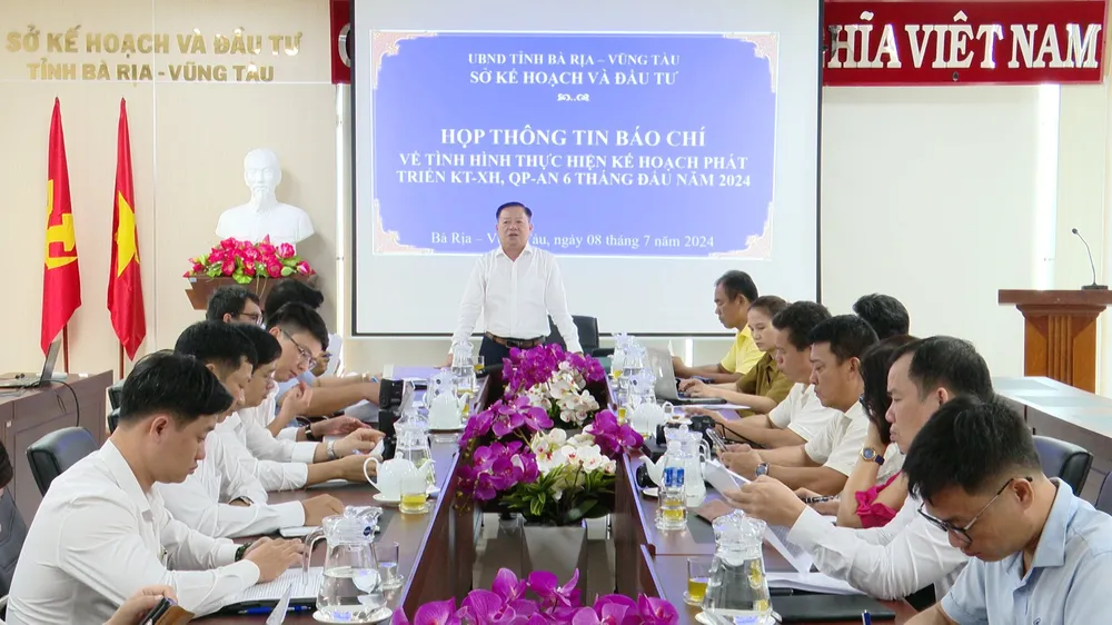 Ông Lê Ngọc Linh, Giám đốc Sở KH&ĐT tỉnh Bà Rịa - Vũng Tàu thông tin cho báo chí về tình hình phát triển kinh tế- xã hội tỉnh 6 tháng đầu năm 2024. Ảnh: TK Lý giải vì sao chỉ tiêu GRDP của Bà Rịa- Vũng Tàu trừ dầu khí ước tăng 9,18%, cộng lại giảm -1,42%