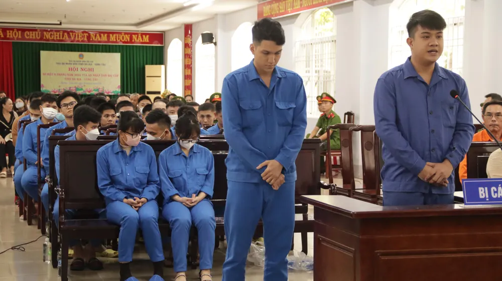 Nguyễn Hữu Đạt (đứng trả lời) là bị cáo cầm đầu, chủ mưu lập hơn 10.000 nhóm Telegram để lừa đảo nhiều nhà đầu tư trên cả nước. Ảnh: TRÙNG KHÁNH Trả hồ sơ điều tra lại về 'đường đi' của nguồn tiền chiếm đoạt vụ lập hơn 10.000 nhóm Telegram để lừa đảo