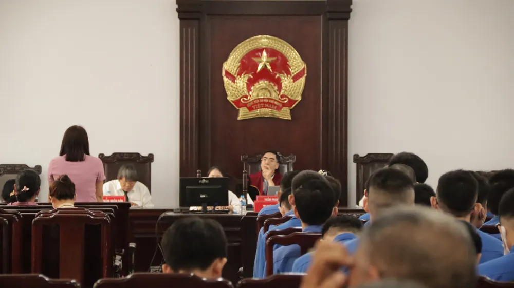 Một bị hại quê Nghệ An đã khóc khi trình bày bị lừa khi tham gia đầu tư, từng nghĩ đến việc tự tử khi nợ nần. Ảnh: TRÙNG KHÁNH Lap-hon-10.000-nhom-telegram-de-lua-dao-h2.JPG