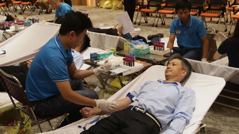 Ông Kulachet Dharachandra, Tổng Giám đốc Công ty TNHH Hóa dầu Long Sơn tham gia hiến máu nhân đạo. Ảnh: TK Vũng Tàu: 200 người dân, nhân viên công ty Hóa dầu Long Sơn hiến máu nhân đạo