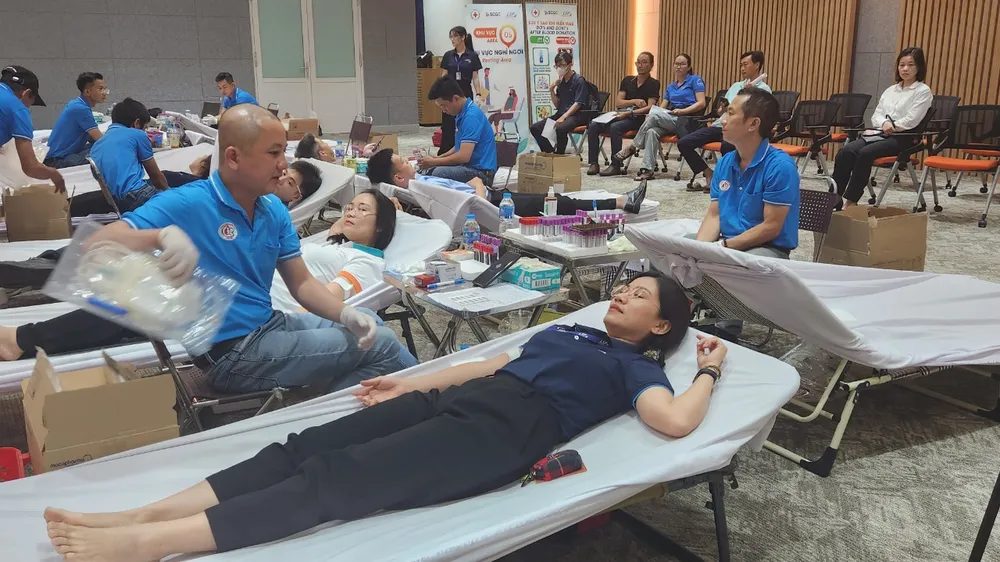 200 lãnh đạo, nhân viên Công ty Hóa dầu Long Sơn, chính quyền và người dân xã Long Sơn cùng tham gia hiến máu nhân đạo. Hien-mau-nhan-dao-h2.jpg