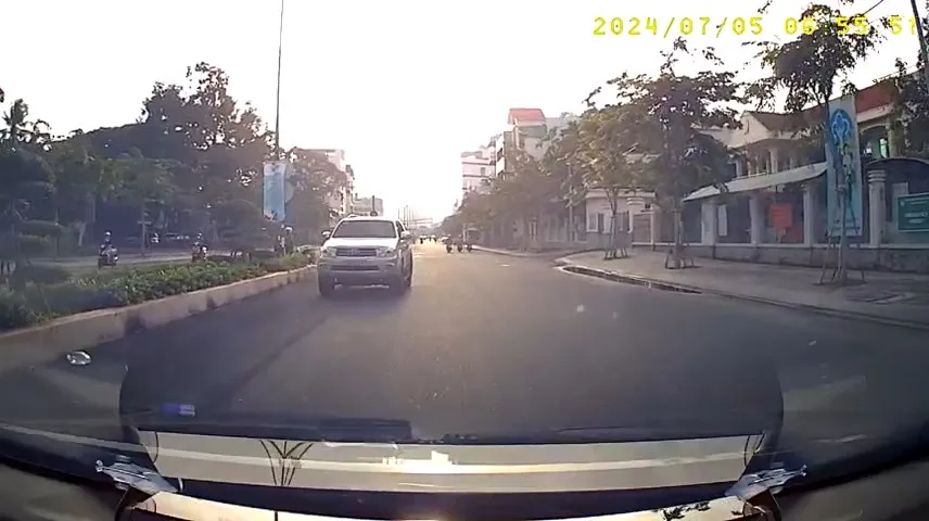 Hình ảnh lái xe ô tô chạy ngược chiều tại đường Thống Nhất mới, TP Vũng Tàu. Ảnh cắt từ clip CSGT Vũng Tàu lập biên bản phạt nguội một nữ tài xế lái xe ô tô chạy ngược chiều
